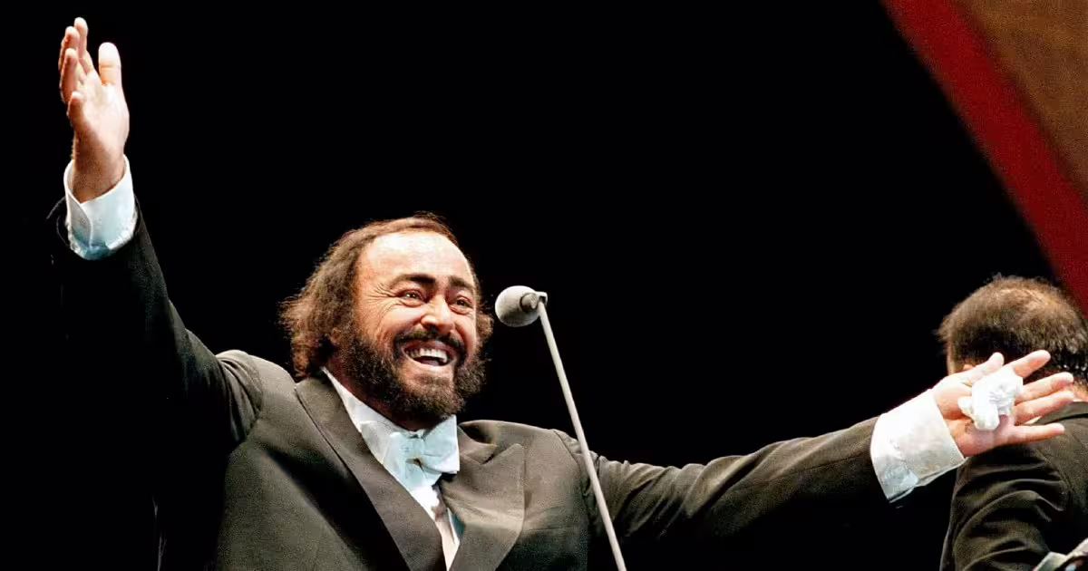 Luciano Pavarotti sul palco durante un concerto, icona celebrata al Museo Pavarotti nel combo Modena Musei Ferrari