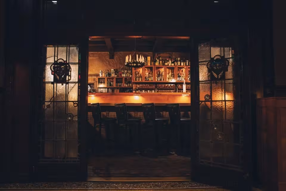 Warm candlelit entrance to Ludwig’s hidden Amsterdam speakeasy bar featured on VIP cocktail tour experience