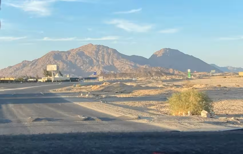 Desert highway and mountains on safe private transfer from Luxor to Hurghada, Egypt door-to-door taxi