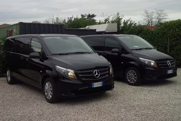 Luxury black Mercedes vans ready for private scenic transfers between Venice and Florence, offering comfort and style.