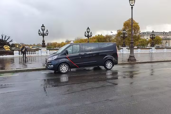 Luxury private van on Pont Alexandre III, perfect for Paris by night sightseeing tour with chauffeur and photo stops