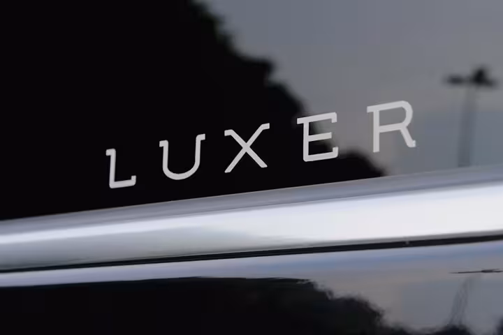 Luxer vehicle logo showcasing luxury transfer service from Cortina d'Ampezzo to Venice, ideal for comfort seekers.