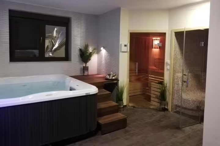 Luxury VIP spa suite with jacuzzi, sauna and shower for Turkish hammam and full body massage from Hurghada