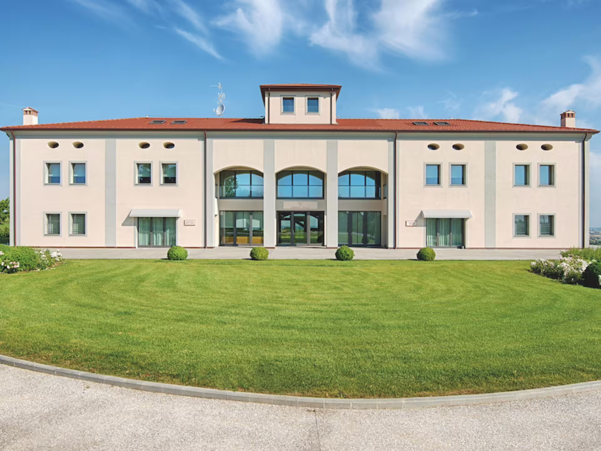 Charming villa with manicured lawns near Bologna, ideal for a wine tasting and food pairing tour in the Italian countryside.