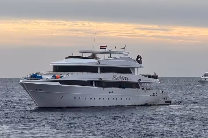 Luxury yacht cruising the Red Sea on Hula Hula Paradise Island sea trip with intro diving from Hurghada