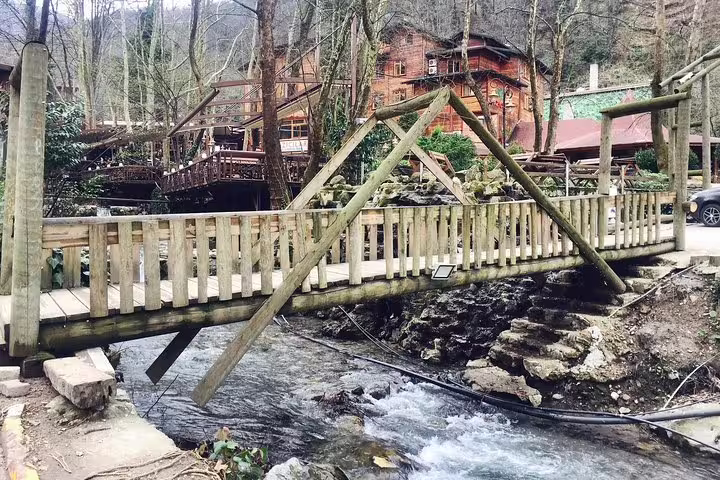 Wooden bridge over a rushing stream in Maşukiye Village, a highlight of a private day trip from Istanbul to Sapanca