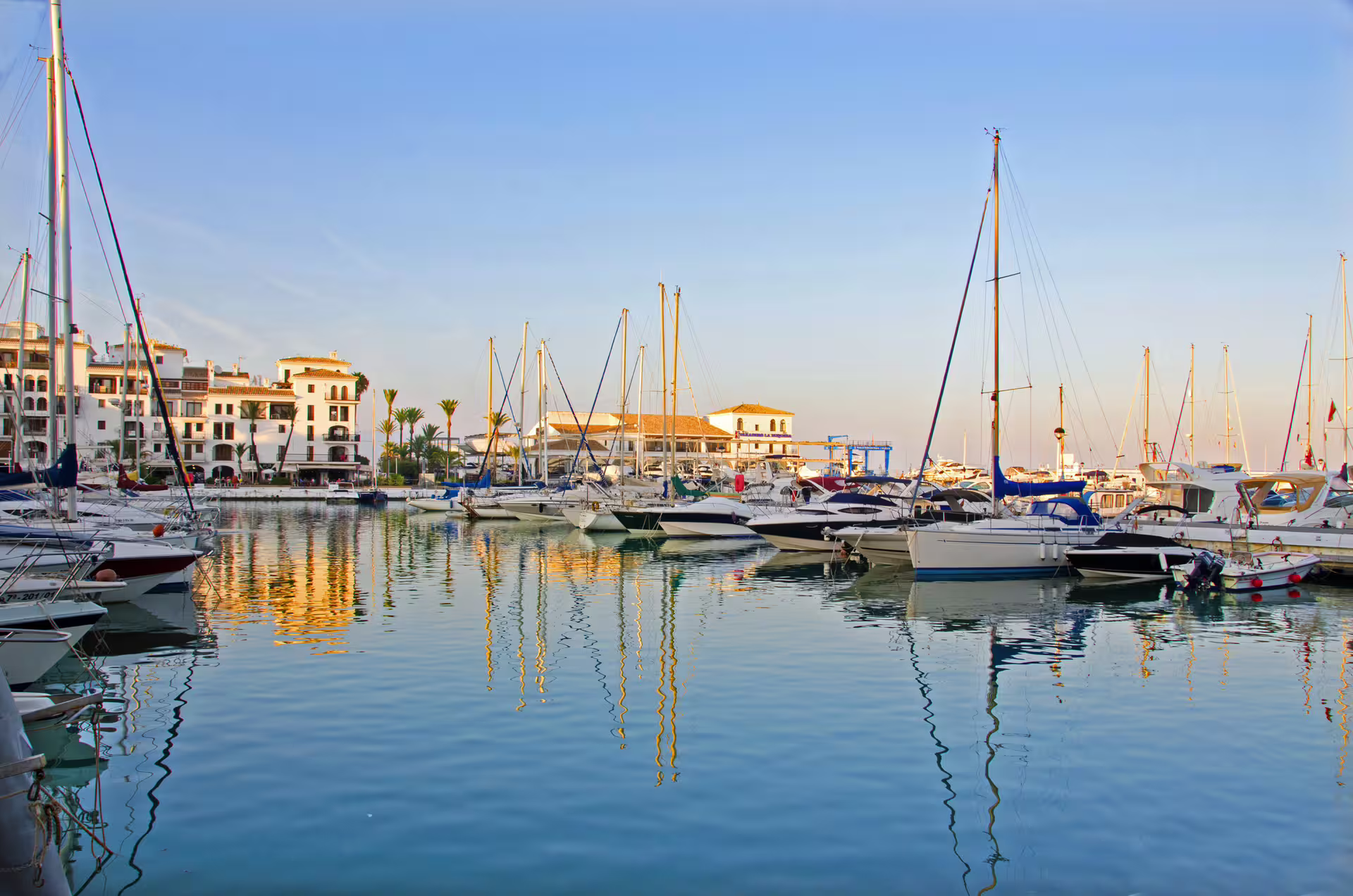 El Puerto de la Duquesa welcomes us with its charming atmosphere and options to explore.