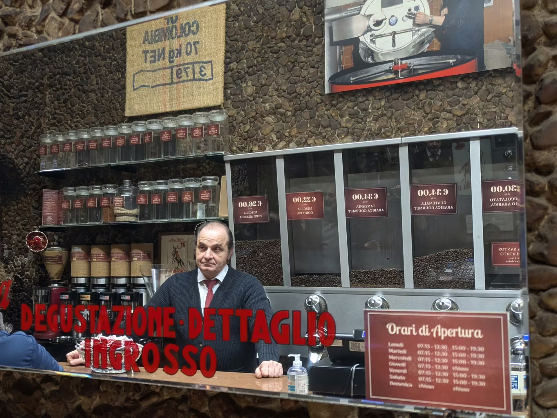 Authentic coffee shop in Modena featuring a variety of coffee beans and a knowledgeable barista ready for tasting.