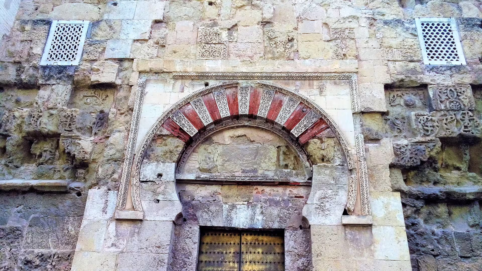 Close-up of Moorish horseshoe arch doorway in Cordoba on a group tour from Costa del Sol with pickup