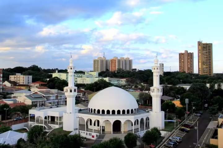 Stunning white mosque with minarets in a cityscape near Iguazu Falls, ideal for cultural exploration on a tour.