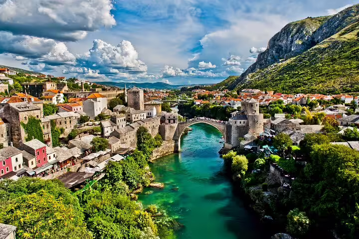 Scenic view of Mostar's iconic Stari Most bridge and the Neretva River, a highlight on the full-day tour from Dubrovnik to Mostar and Medjugorje.