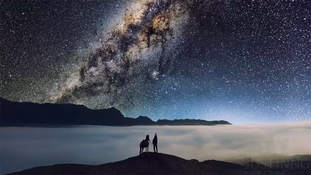 Captivating night sky over Mount Bromo with the Milky Way, ideal for a 2-day private tour adventure.