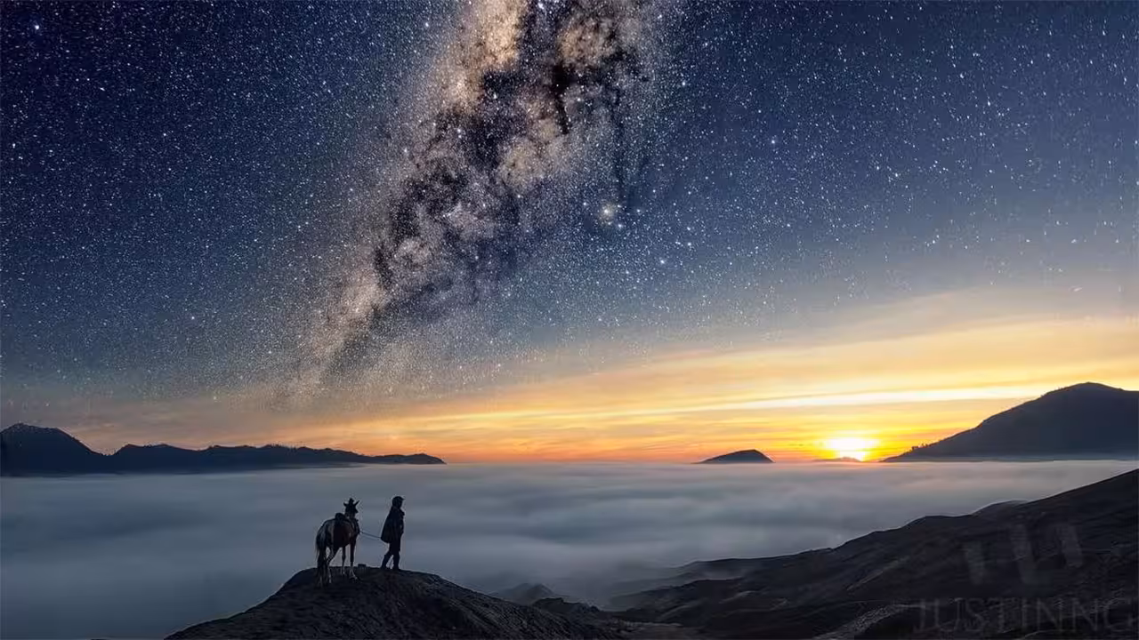Stunning Milky Way view over Mount Bromo at sunrise during a 4D3N private tour of Bromo and Ijen.