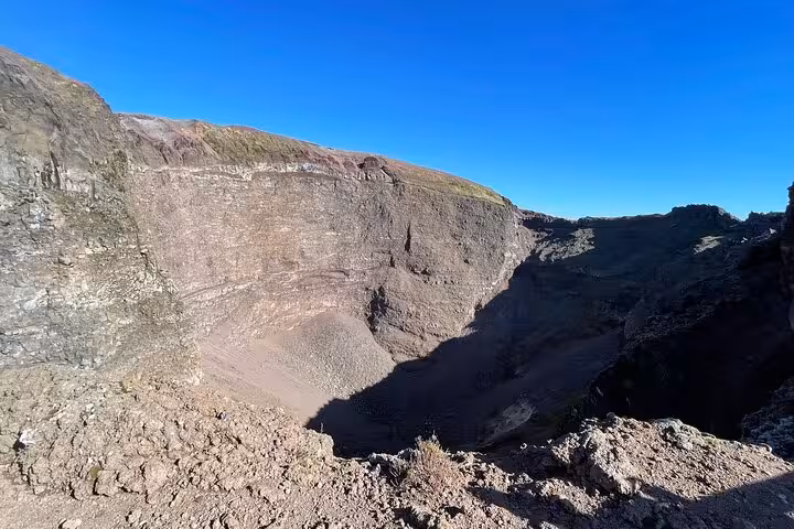 Close-up of Mount Vesuvius crater under a clear blue sky, showcasing a prime attraction of the Pompeii tour from Positano.