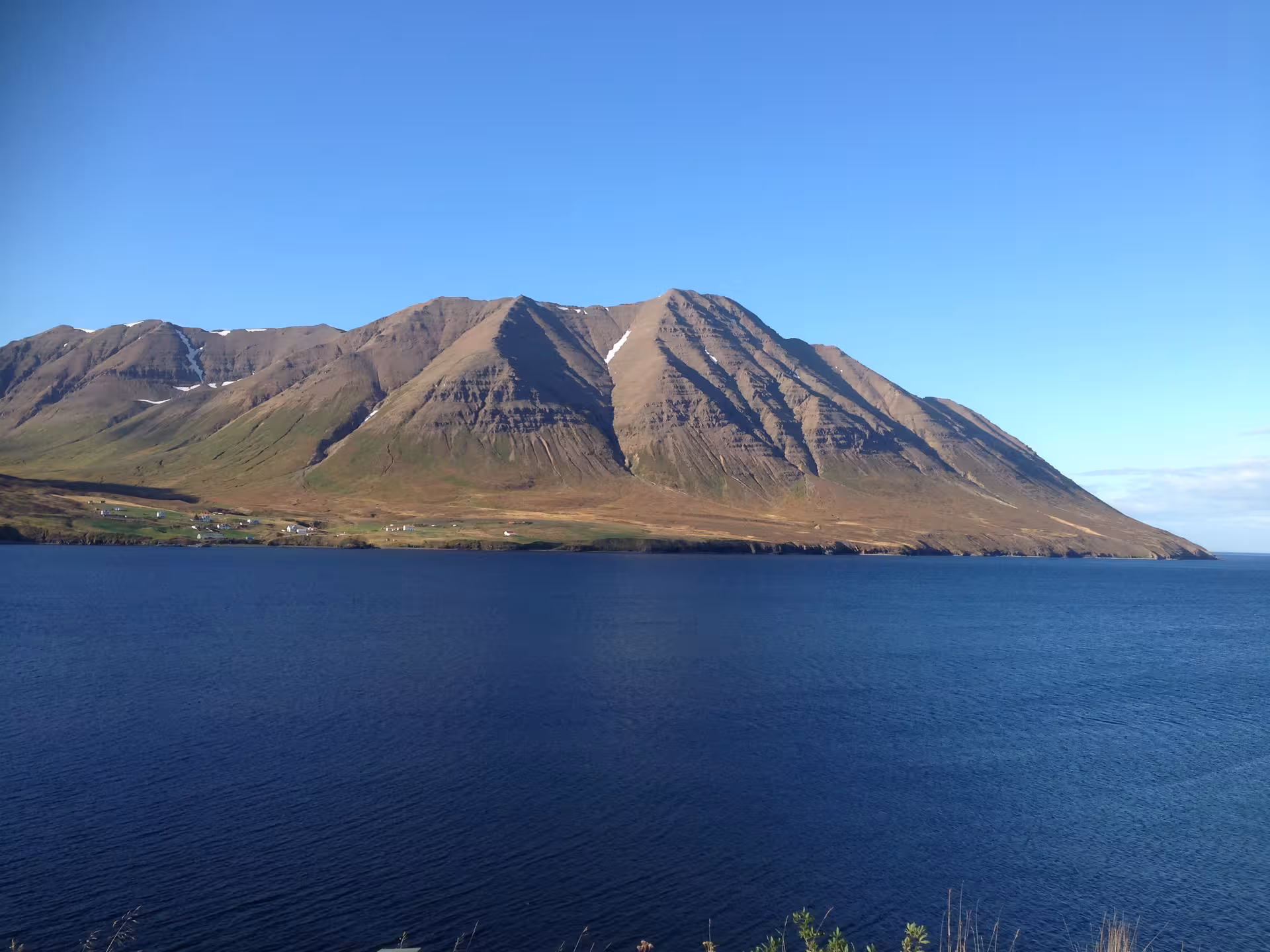 Majestic mountain landscape with a clear blue lake, ideal for a private tailor-made photography day tour.