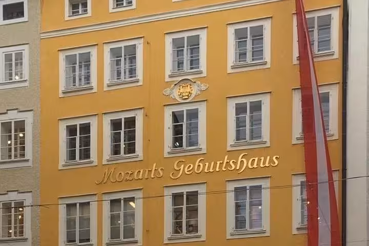 Mozarts Geburtshaus facade in Salzburg, must-see on private day tour from Vienna to Salzburg Hallstatt and Melk