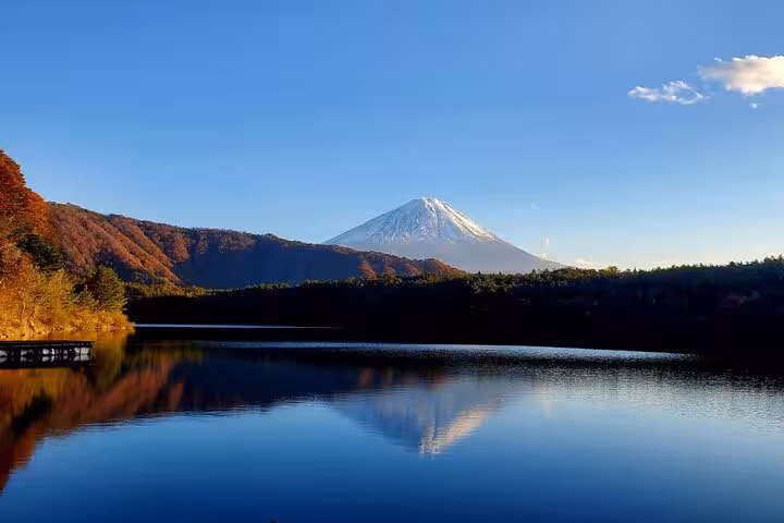Serene reflection of Mt. Fuji on a tranquil lake at sunrise, a highlight of the Tokyo to Mt. Fuji private tour.