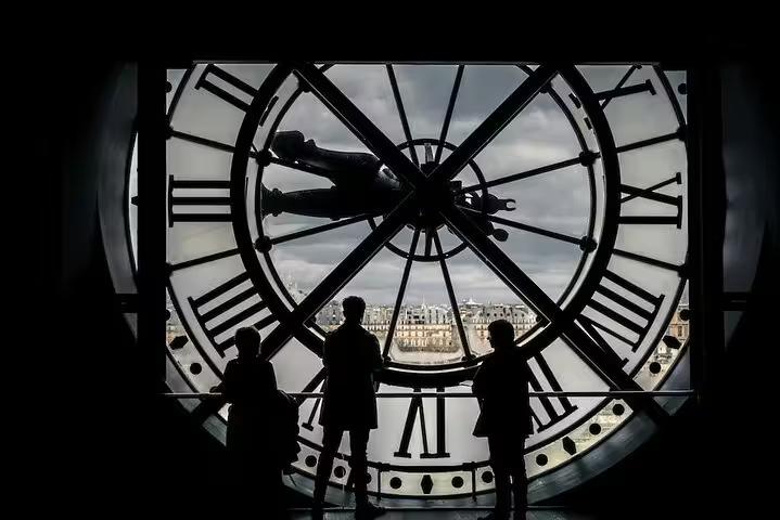 Visitors silhouetted inside Musée d’Orsay behind the giant clock, enjoying a private guided tour with sweeping Paris views.