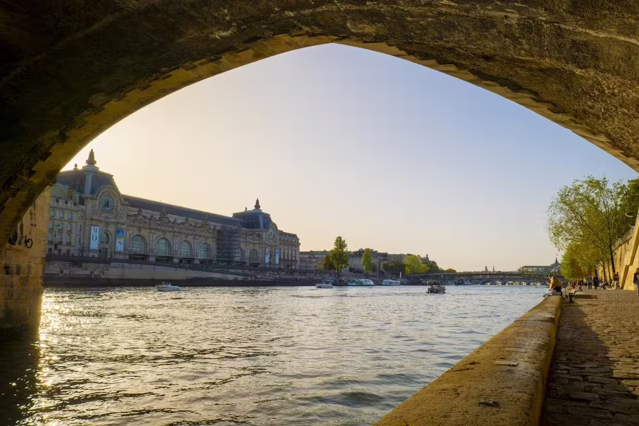 Sunset view of Musée d’Orsay from the Seine riverbank in Paris, ideal for a private guided tour and romantic strolls