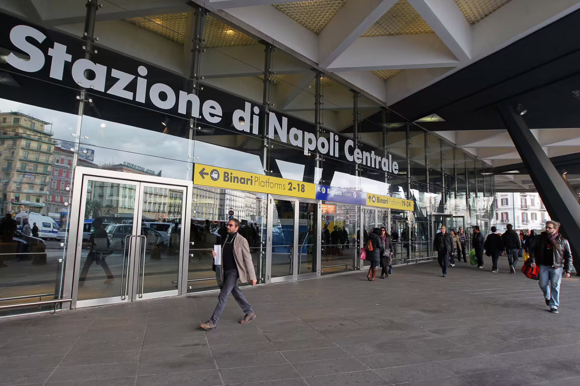 Naples Centrale station entrance, ideal pickup point for private transfer from Naples to Rome with driver