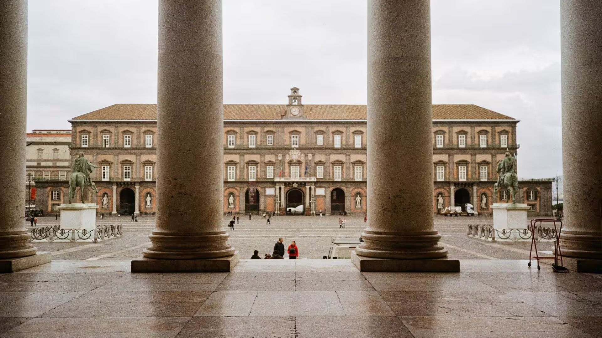 Colonne monumentali affacciate su Piazza del Plebiscito e Palazzo Reale di Napoli, sosta culturale del tour storico