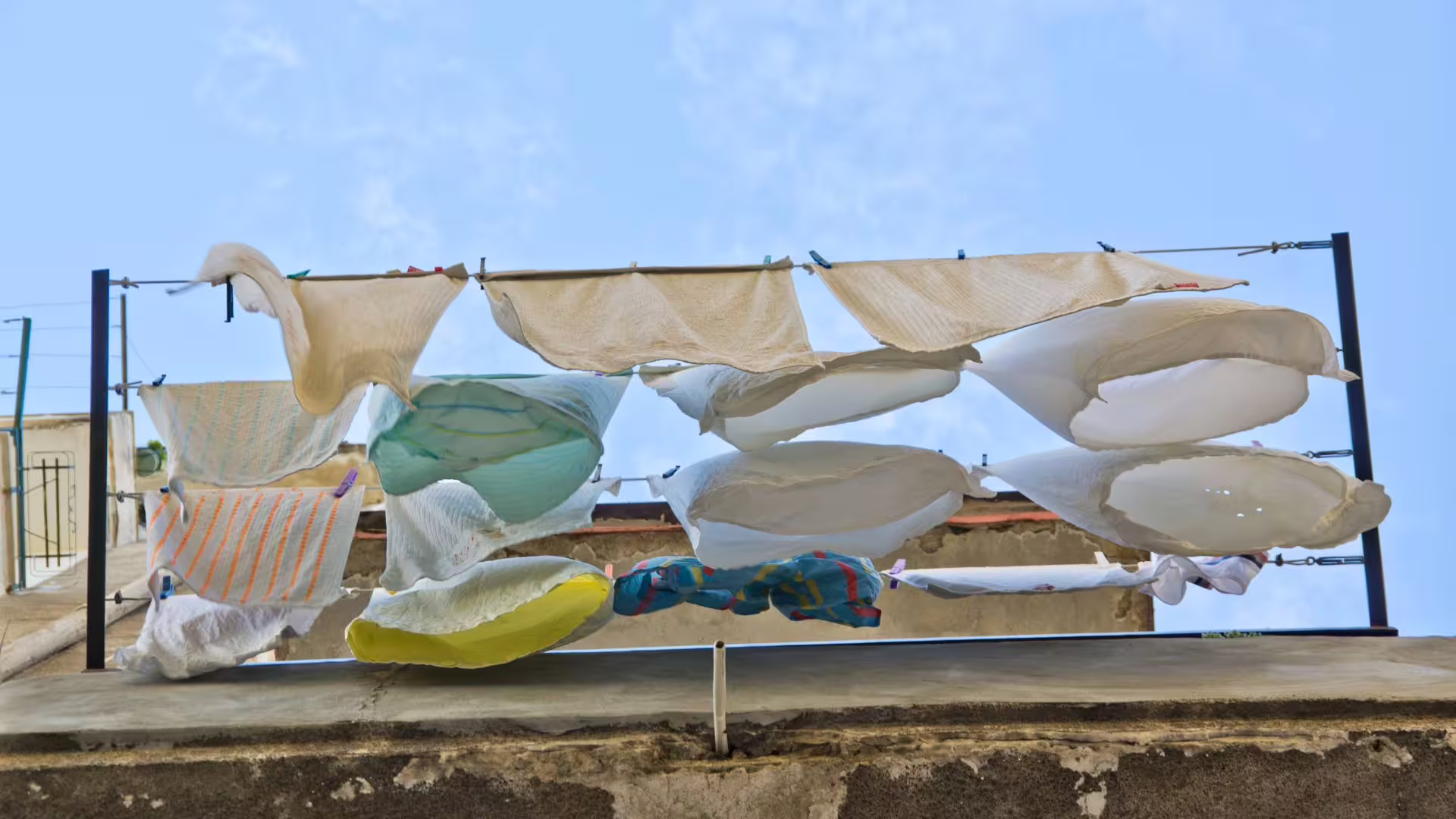 Panni stesi al sole tra i vicoli popolari di Napoli, scorcio autentico del centro storico nel tour guidato a piedi