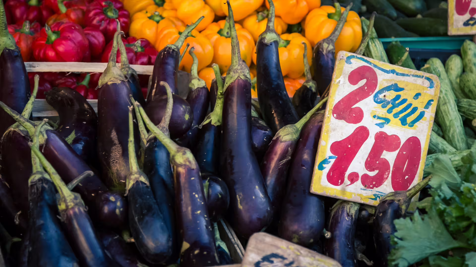 Bancarella di melanzane, peperoni e verdure fresche al Mercato della Pignasecca, esperienza food tour a Napoli