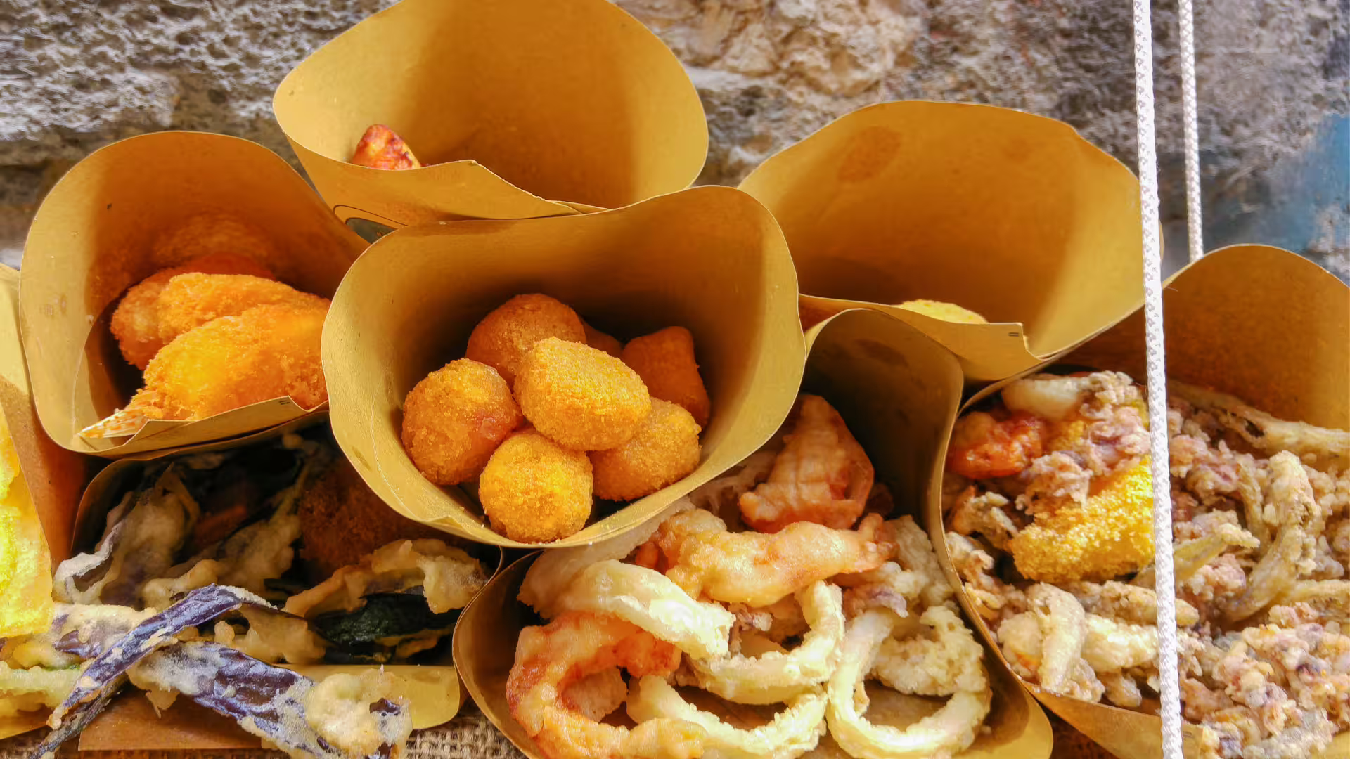 Cartoccio di fritti misti e crocchè al Mercato della Pignasecca, tipico street food napoletano durante tour guidato