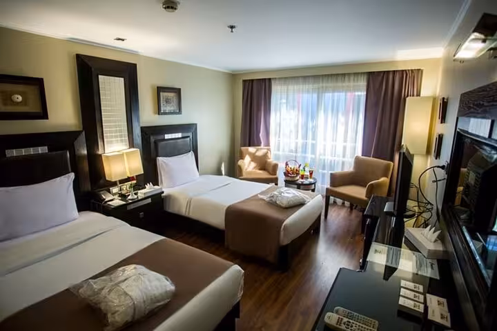 Twin-bed Nile cruise cabin on 4-day Aswan to Luxor itinerary, relaxing stay before Abu Simbel and balloon ride