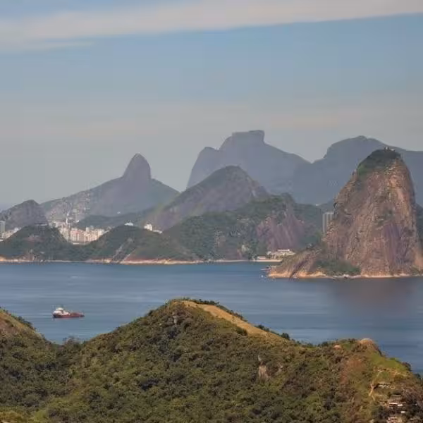 Breathtaking vista of Guanabara Bay and Rio de Janeiro's iconic mountains, a highlight of the Niterói City Private Tour.