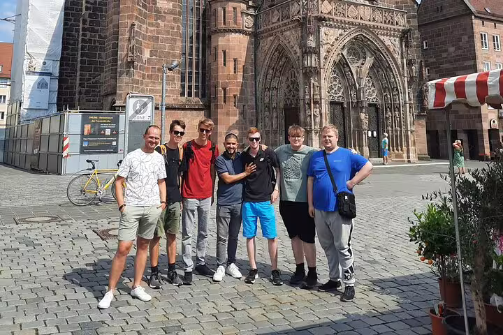 Friends at St. Lorenz Church square during Nuremberg scavenger hunt and sights self-guided tour