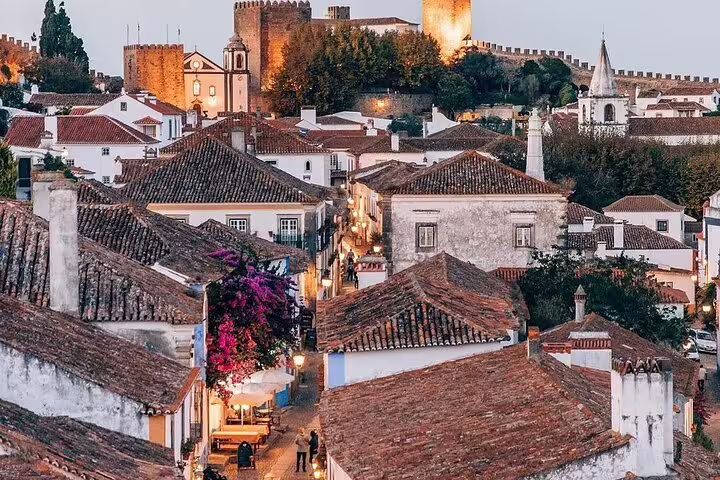 Charming view of Óbidos village with historic castle and traditional houses, featured in the Fátima, Nazaré, and Óbidos full-day tour.