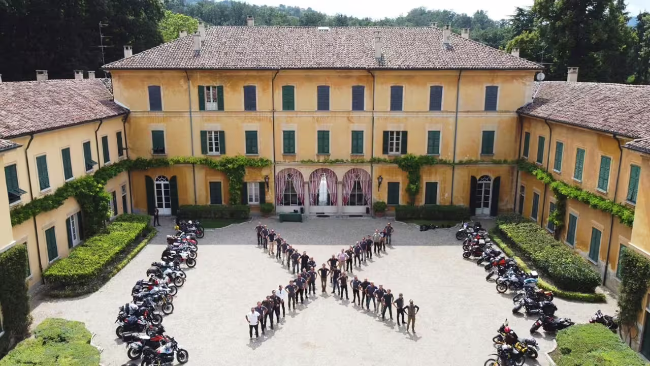 Historic Oltrepò Pavese winery courtyard with visitors and bikes, ideal for wine tasting and tour experience