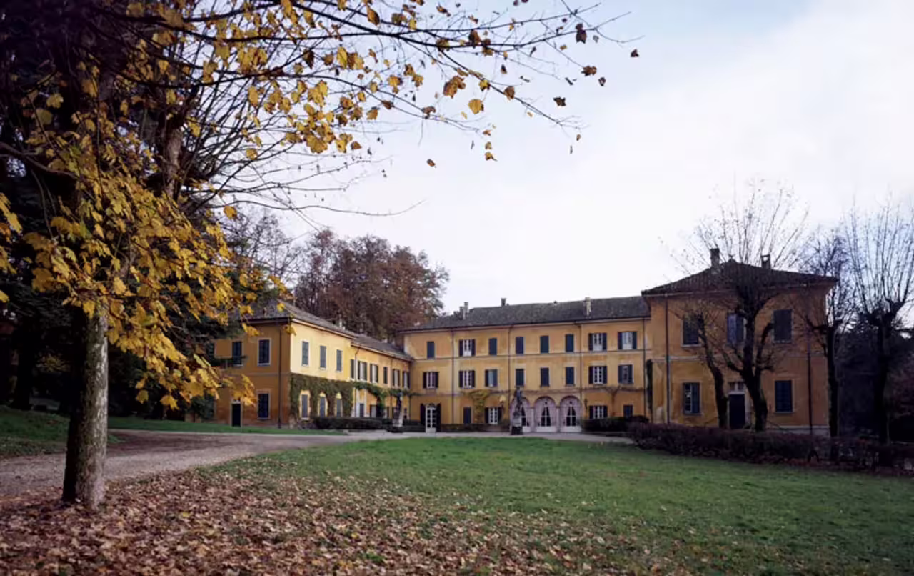 Historic Oltrepò Pavese winery villa with autumn courtyard, setting for guided wine tasting and cellar tour