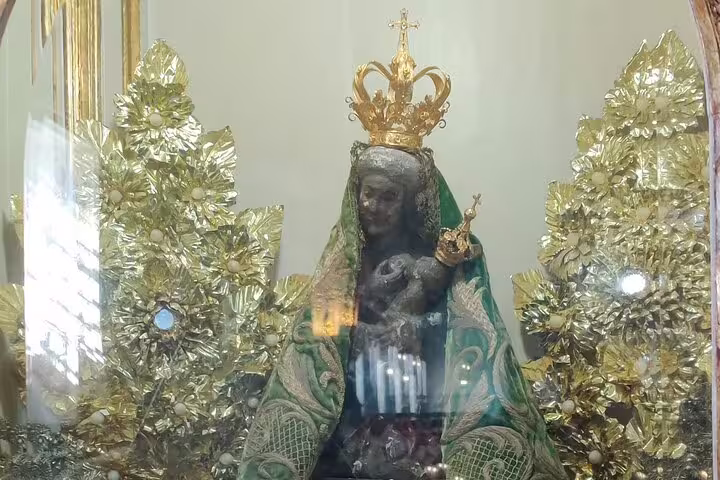 Intricate statue of Our Lady of Fatima adorned with a golden crown, featured in a guided tour of Fatima, Batalha, Nazaré, and Obidos.