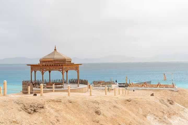 Ozirea Island beach viewpoint near Hurghada with gazebo and turquoise Red Sea on private speedboat tour
