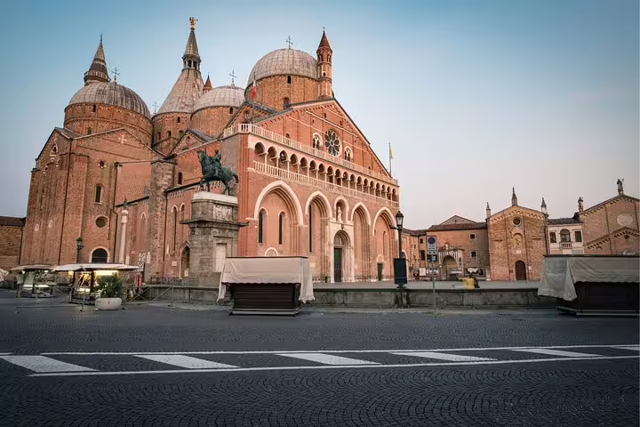 Padua scavenger hunt highlights tour featuring Basilica of Saint Anthony facade and domes in daylight