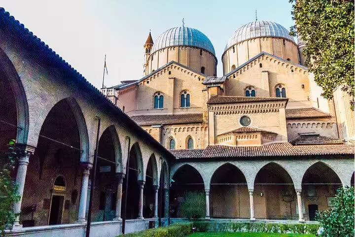 Padua scavenger hunt and highlights self-guided tour at Basilica of Saint Anthony courtyard and domes