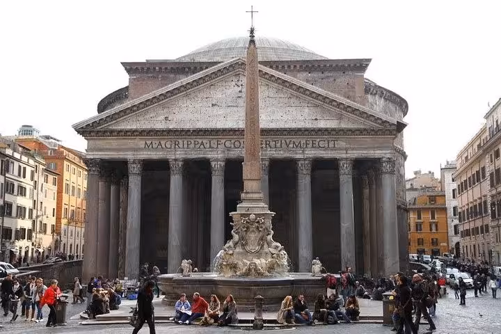 Pantheon facade and fountain in Rome historic center, cultural stop on 8-day private tour of Tuscan villages