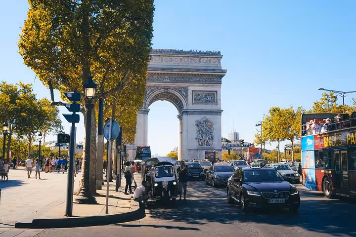 Arc de Triomphe and Champs-Élysées traffic scene, classic stop on a private Paris tour with macarons tasting