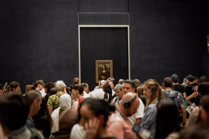 Crowds viewing the Mona Lisa at the Louvre Museum, included with Full Day Paris City Pass access