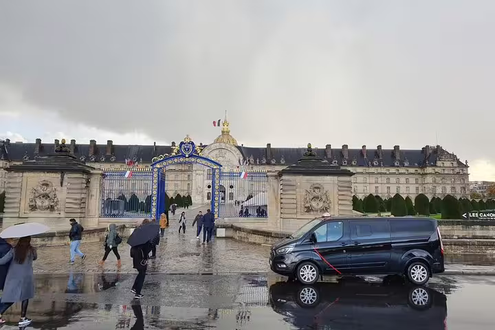 Private van pickup at Hôtel des Invalides in Paris, ideal for private sightseeing by night tour with hotel transfer