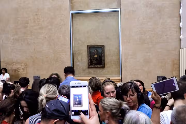 Crowds viewing the Mona Lisa at the Louvre on a private Paris tour with Seine cruise and Eiffel Tower lunch