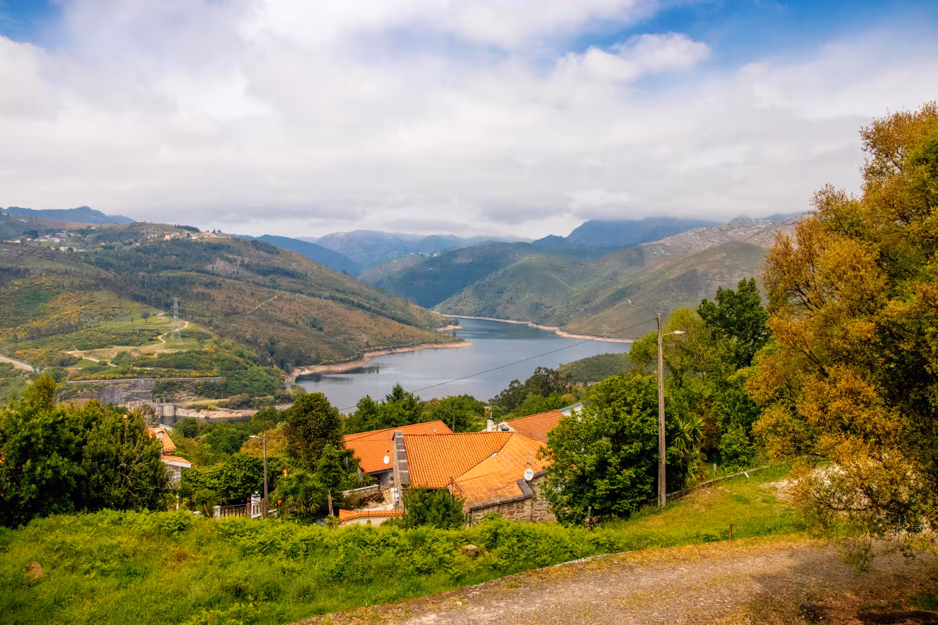 Breathtaking view of a tranquil lake and verdant hills in Peneda Geres National Park, perfect for a relaxing 3-day tour.