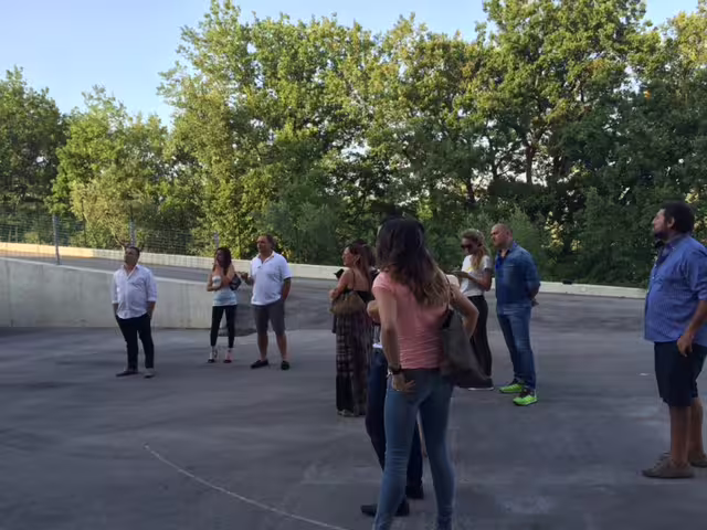 Gruppo di visitatori all’aperto durante tour guidato e degustazione vini alla cantina Pian di Mare