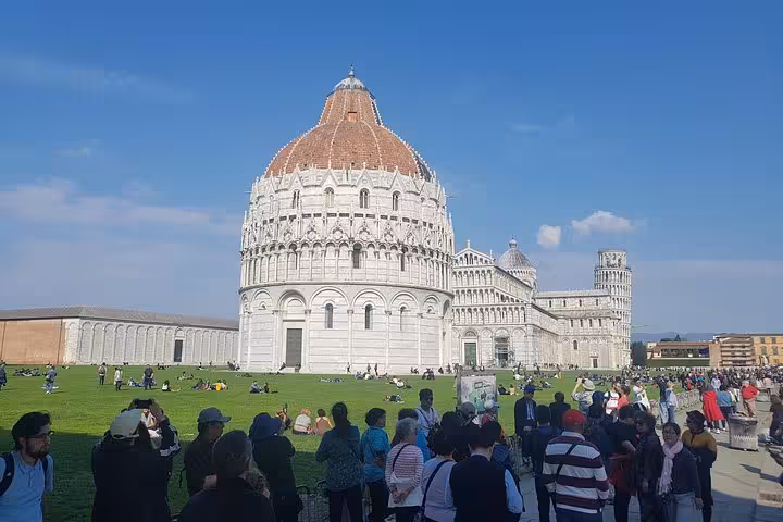 Pisa Cathedral and Baptistery with crowds near the Leaning Tower on a full-day Florence and Pisa tour from Rome