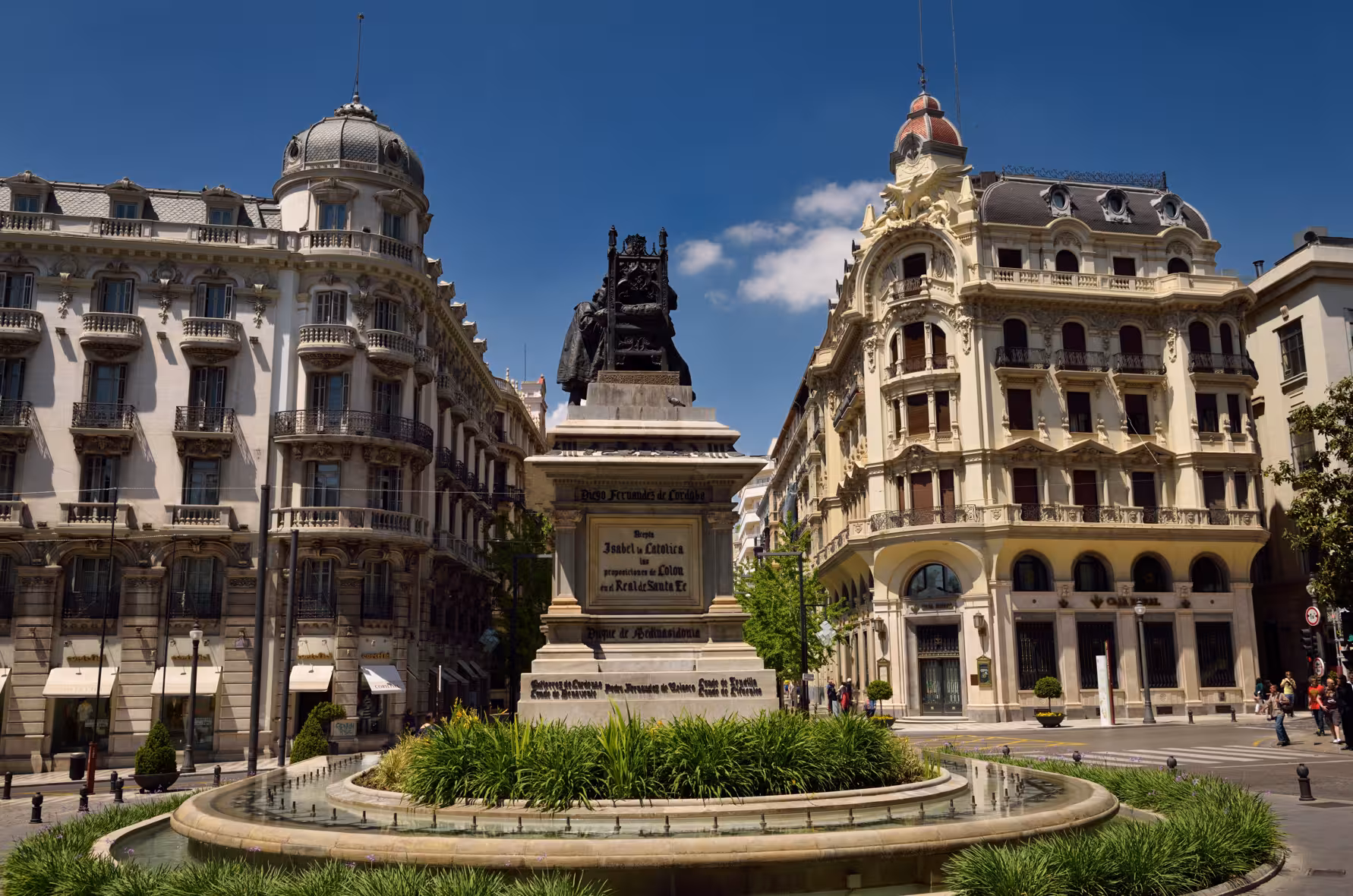Plaza de Isabel la Católica in Granada, a highlight on the Misterios Locales tour before tablao flamenco
