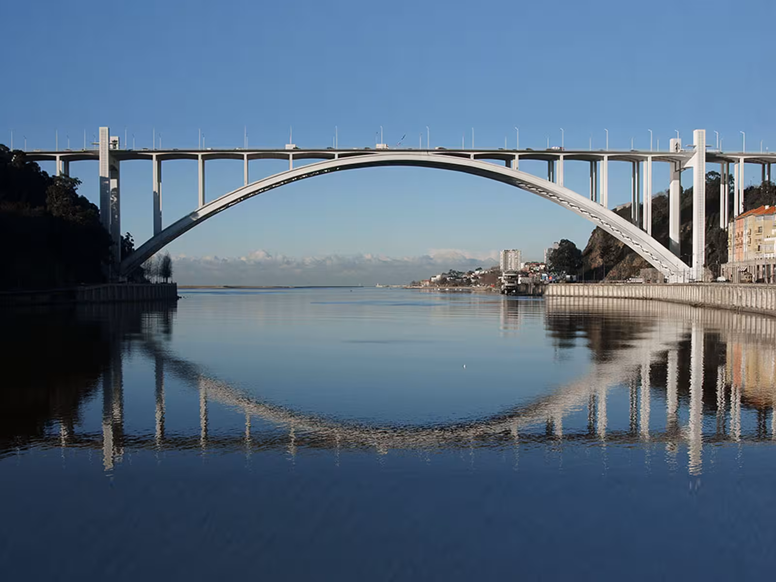 Ponte da Arrábida seen from the riverfront.