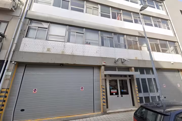Exterior of Porto photography studio for 19th century metal portrait tour, unique vintage photo experience