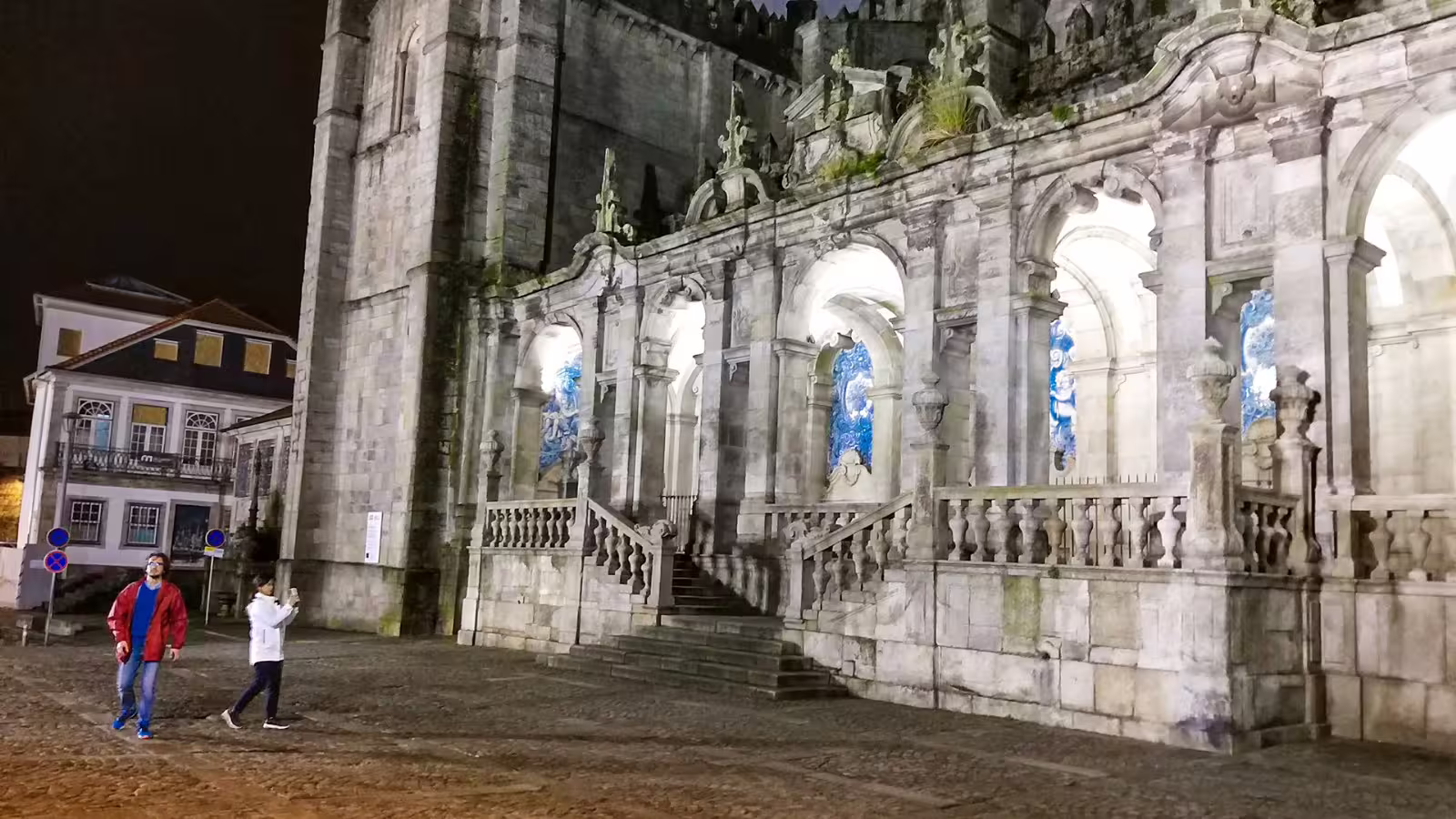 Night view of Porto Cathedral's illuminated façade, highlighting its stunning architecture during a private city tour.